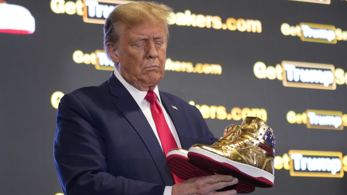 Trump lanza una línea de zapatillas deportivas doradas “para patriotas de verdad”