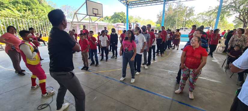 Niños de la Escuela de Educación Especial Melania Morales celebran el día del amor y la amistad