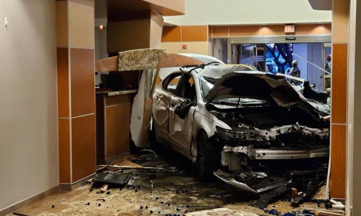 Un vehículo se estrelló en una sala de urgencias de un hospital de Texas: hay un muerto y cinco heridos