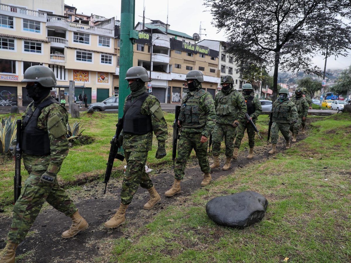 Detienen a seis “terroristas” durante operativo policial en un pueblo costero de Ecuador