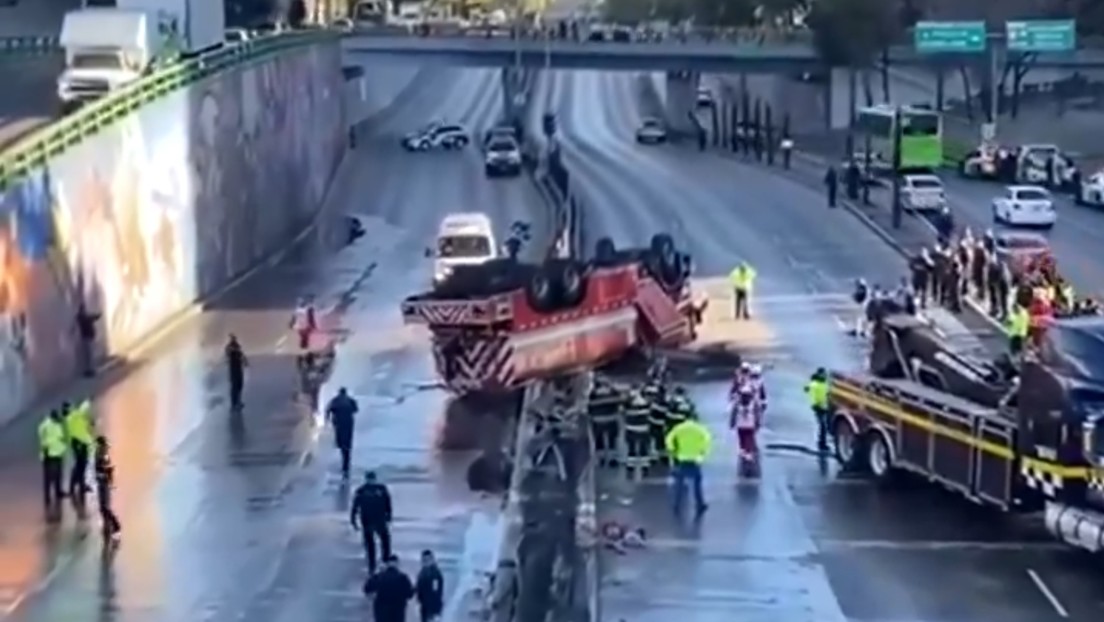 Un camión de bomberos vuelca en la carretera cuando acudía a un incendio en México