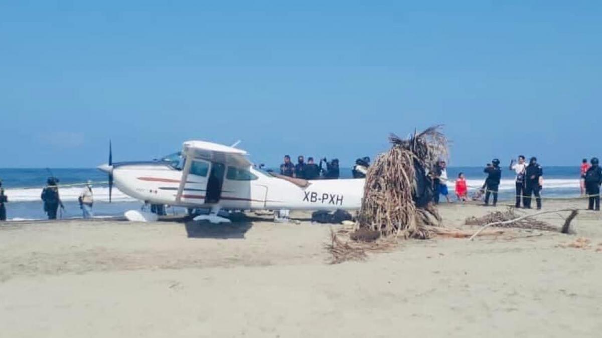 Una avioneta realiza un aterrizaje forzoso en una playa de México