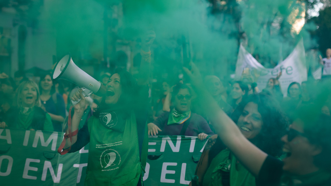 El intento de derogar legalización del aborto en Argentina desata otra crisis en el gobierno de Milei
