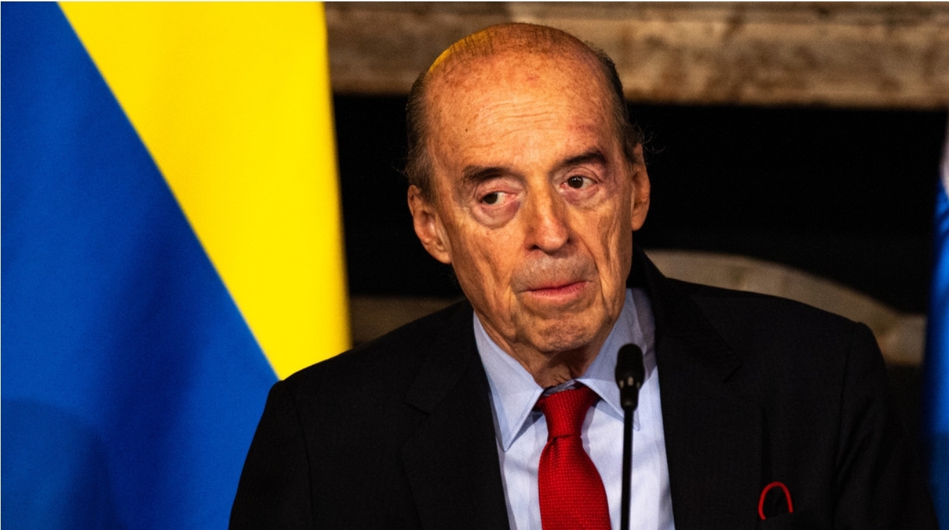 Canciller colombiano, Álvaro Leyva, confirma que abandona el cargo tras su suspensión
