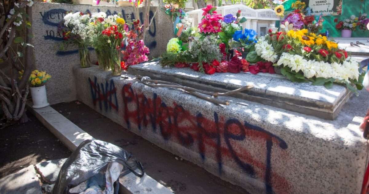 Vandalizan tumba de Víctor Jara y su esposa en Chile