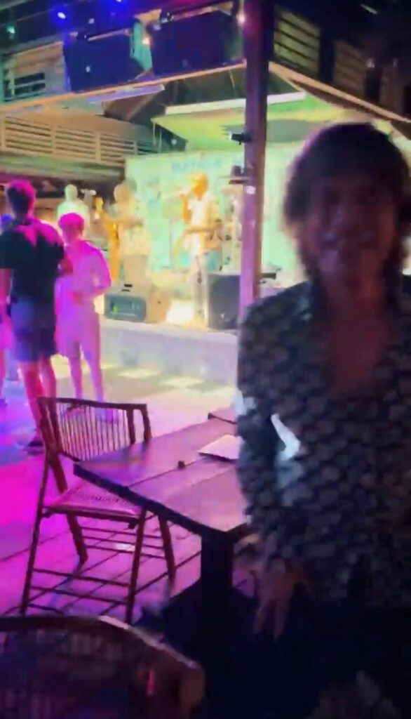 Mick Jagger se vuelve loco bailando en un bar una canción compuesta en su honor
