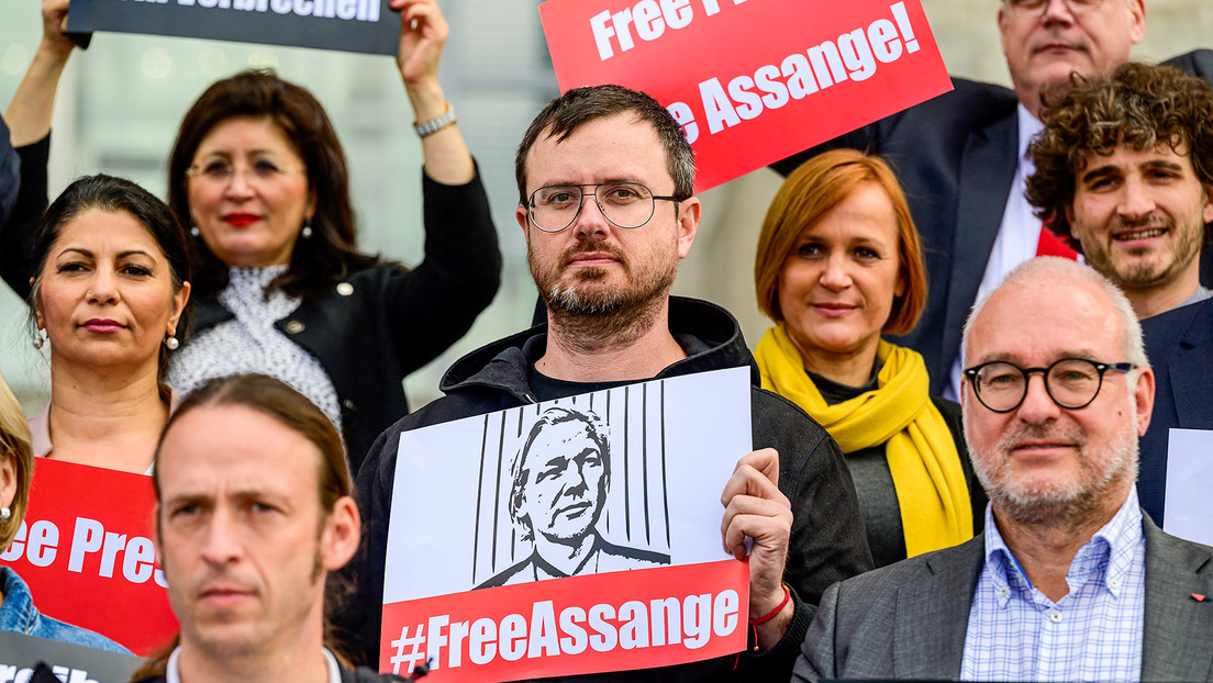 El hermano de Assange describe su sufrimiento en la cárcel: “causa pavor verlo deteriorarse”