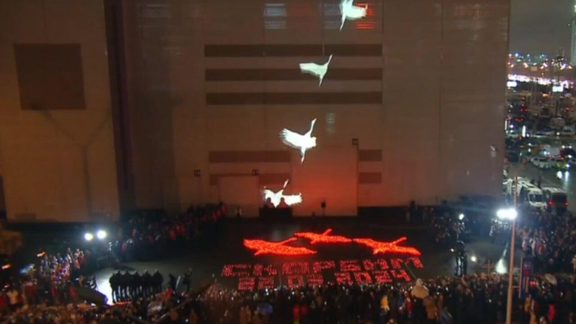 El Crocus City Hall se ilumina con cientos de pájaros alzando vuelo, en memoria de los fallecidos
