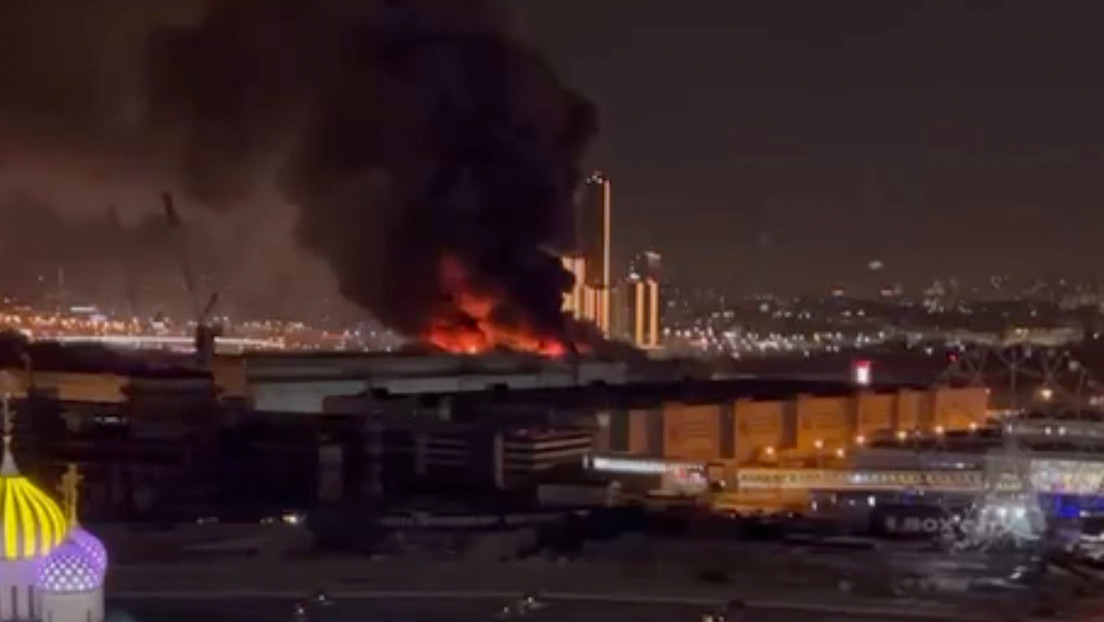 Incendio tras el tiroteo masivo en la sala de conciertos en Moscú