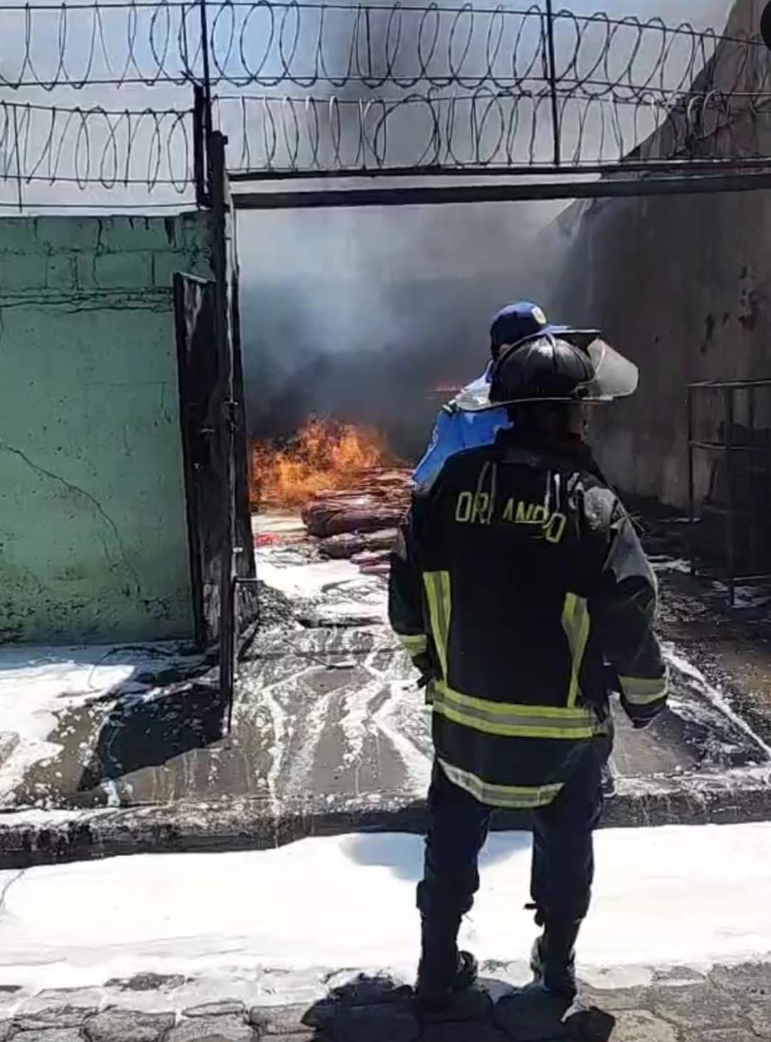 Incendio en Monseñor Lezcano deja dos viviendas totalmente quemada