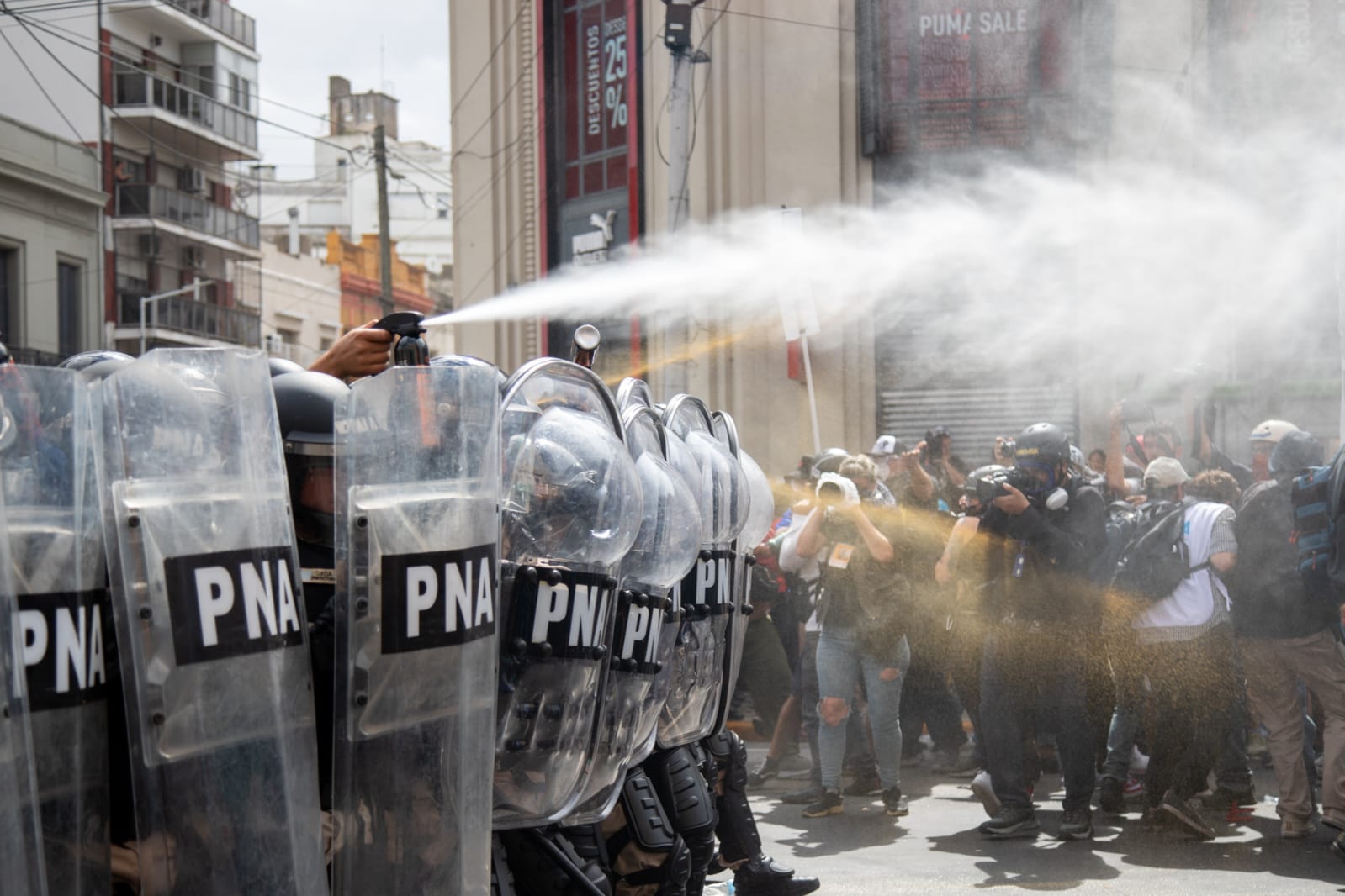 Violenta represión policial de protestas contra los ajustes de Milei