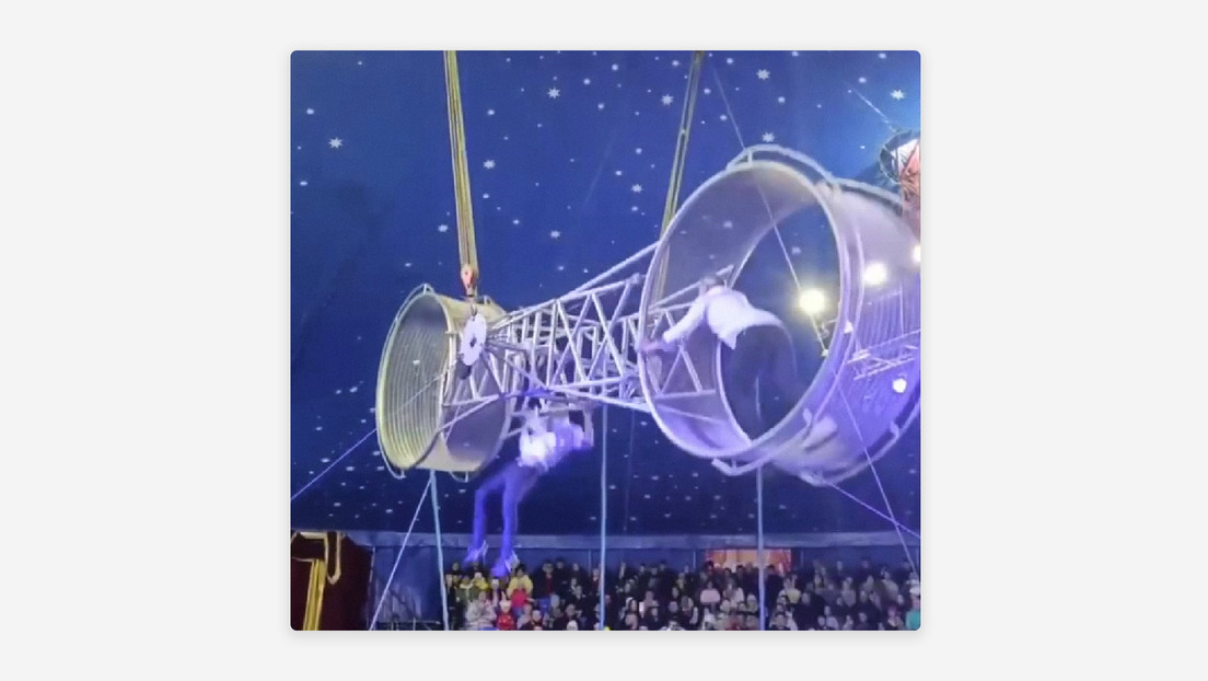 Un artista cae desde la rueda de la muerte en un circo ruso