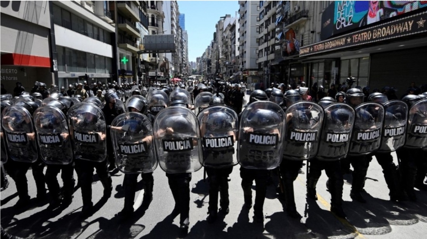 El Gobierno de Milei flexibiliza el uso de armas de fuego para agentes