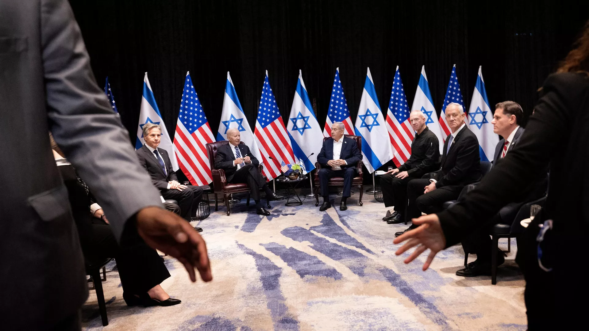 “Hipocresía evidente”: por qué EEUU y Francia envían ayuda a Gaza mientras venden armas a Israel