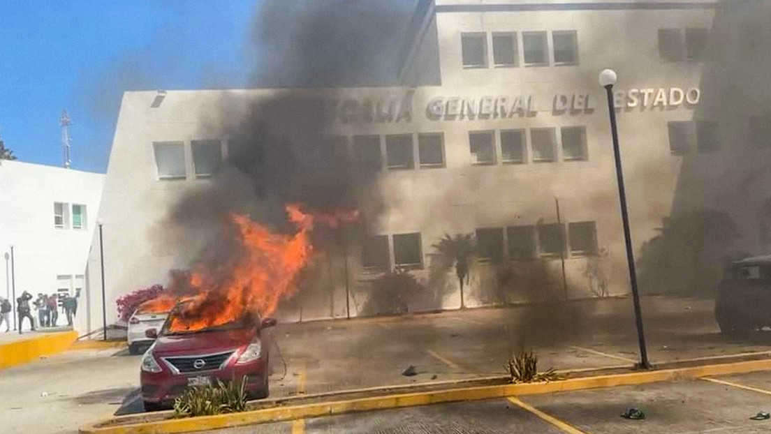 Protestan ante la Fiscalía de Guerrero tras la fuga del policía que mató a normalista