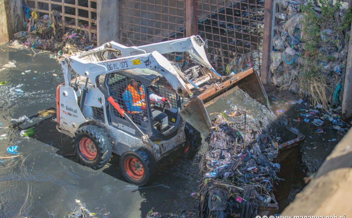 Comuna capitalina avanza en la limpieza de micropresas y cauces de cara al invierno