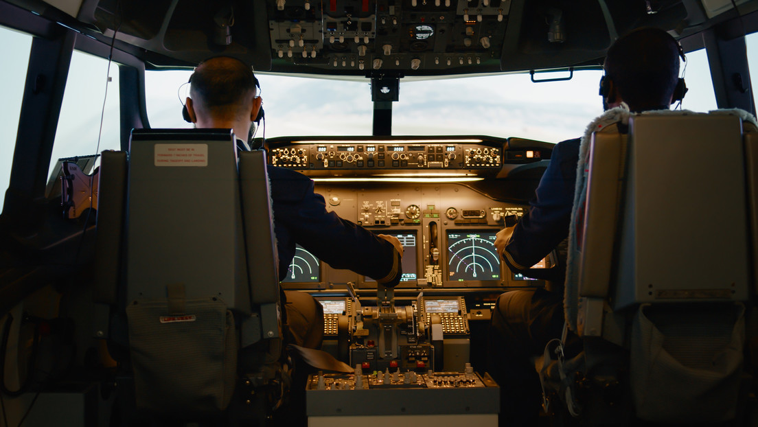 Un avión se queda sin control al dormirse los pilotos en pleno vuelo