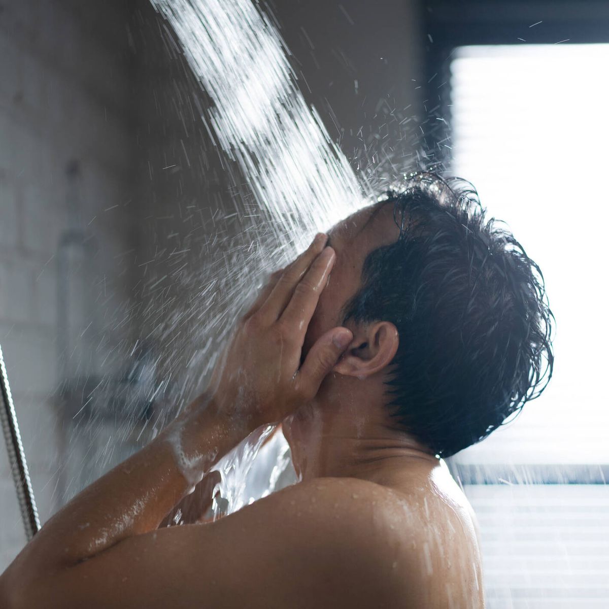 ¿Qué es mejor ducharse con agua fría o con agua caliente?