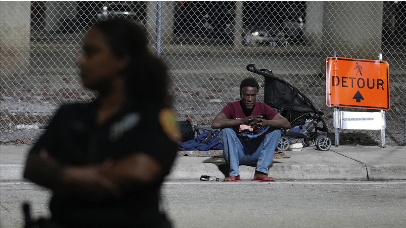 Florida prohíbe a personas sin hogar dormir en la vía pública