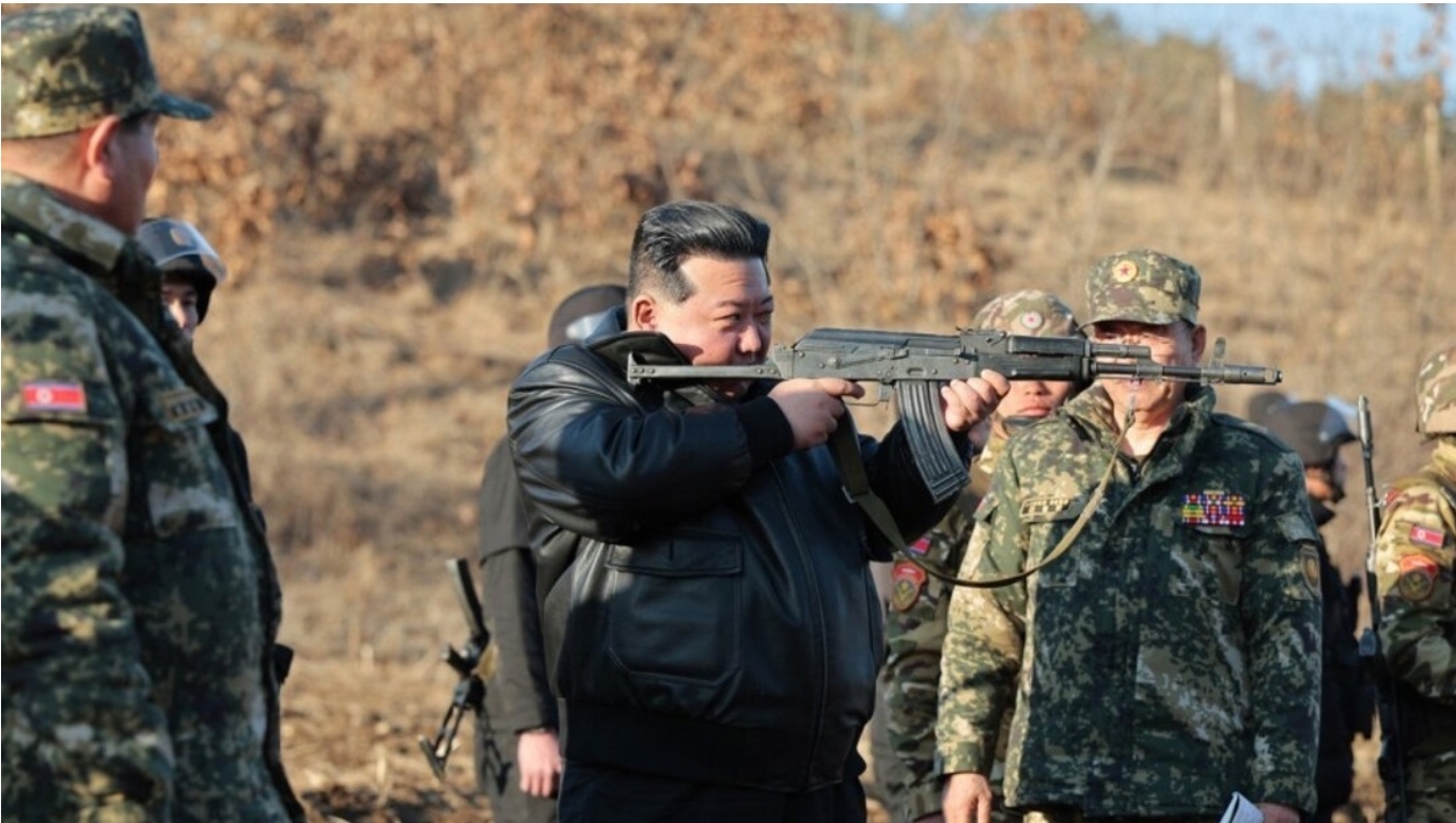 Kim aparece con un fusil durante maniobras y llama a una “preparación perfecta para una guerra”