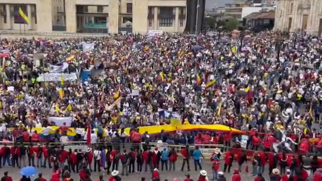 Opositores marchan en Colombia contra políticas sociales de Petro