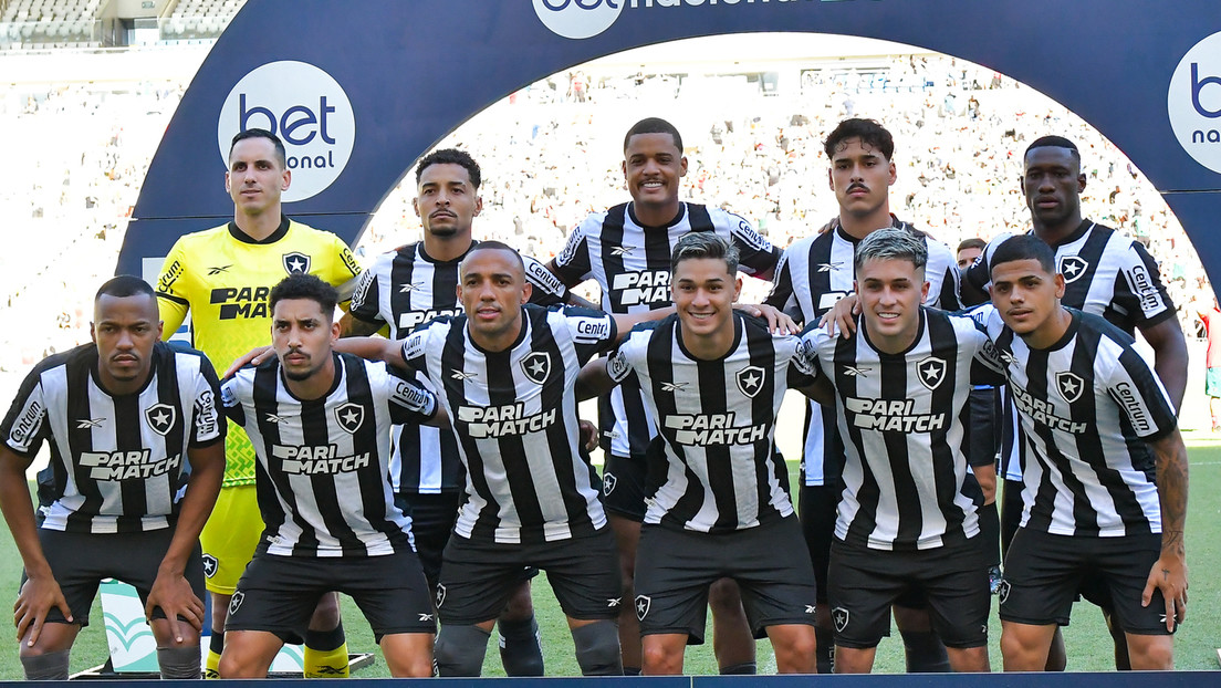 Futbolista finge una lesión y lo arrastran 2 veces a la cancha