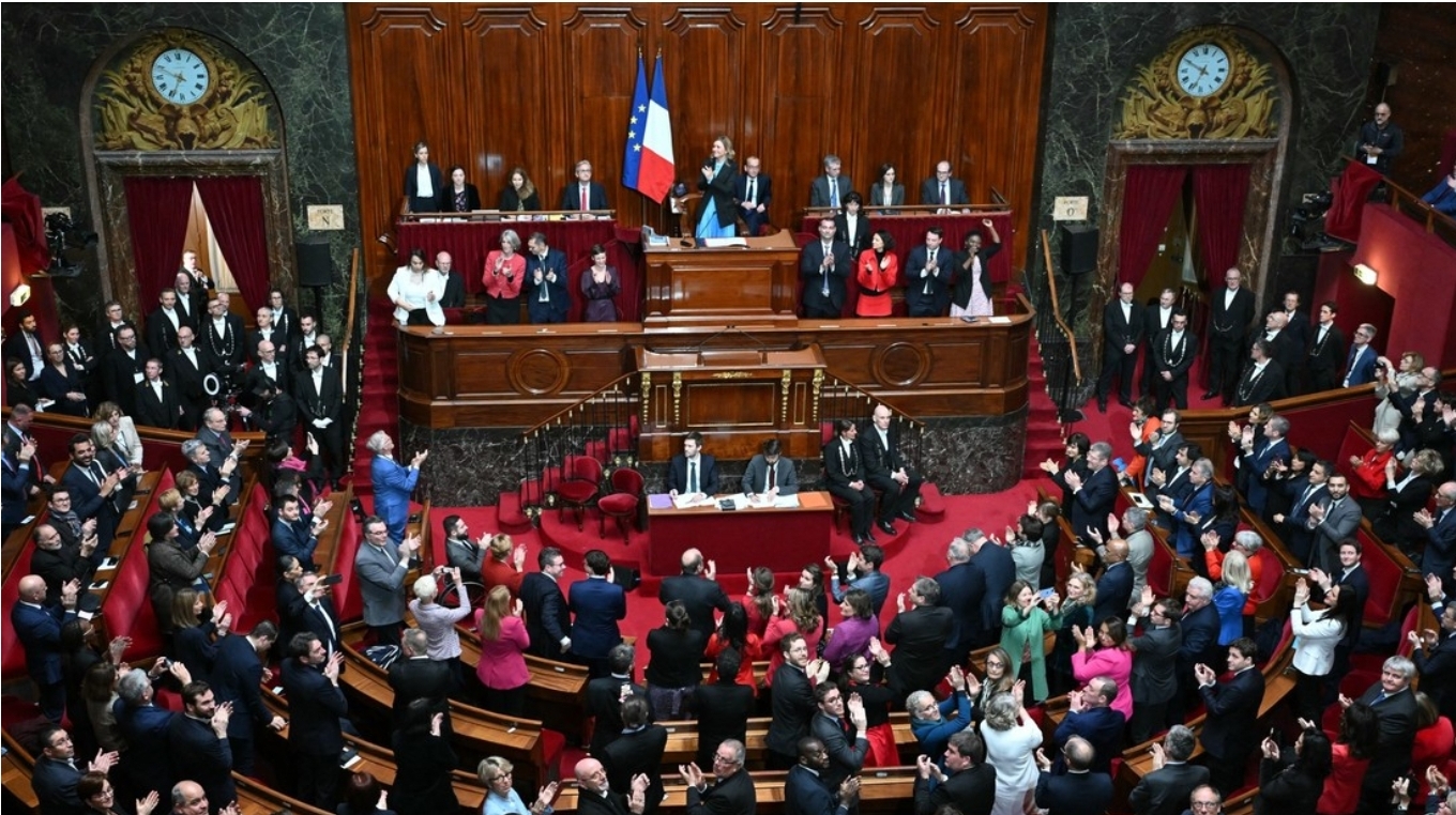 Francia es el primer país del mundo que aprueba el derecho al aborto en su Constitución