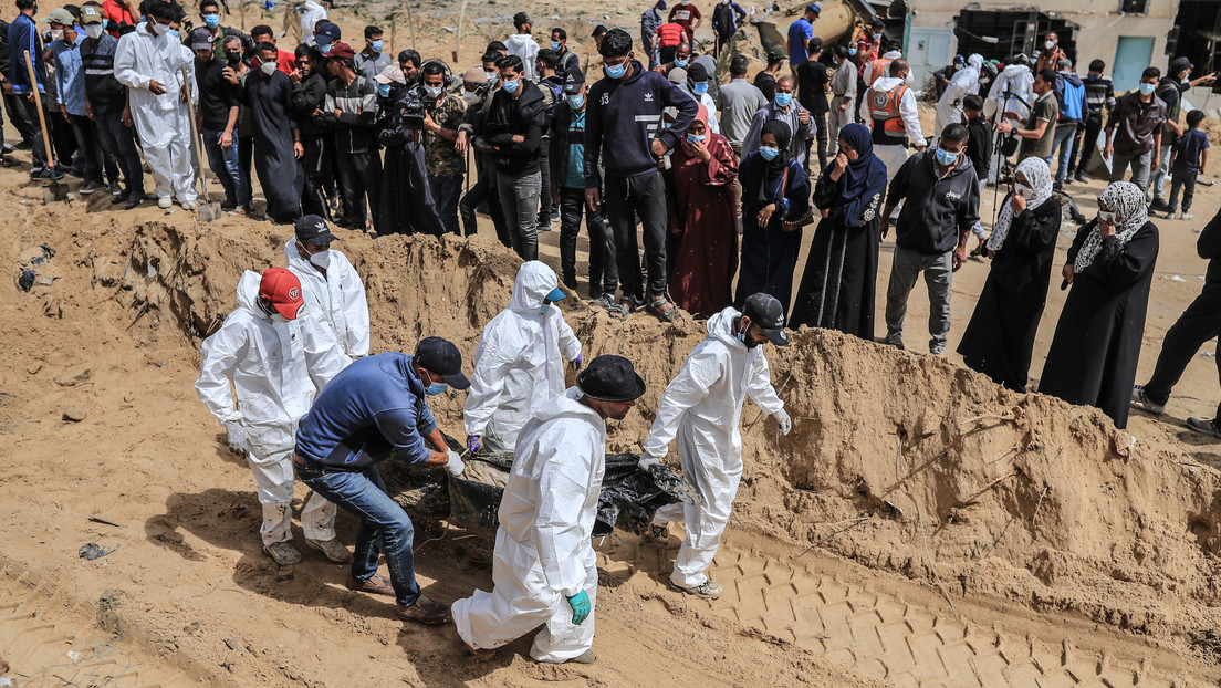 “Cuerpos vaporizados y convertidos en cenizas”: hallan enormes fosas comunes en un hospital de Gaza