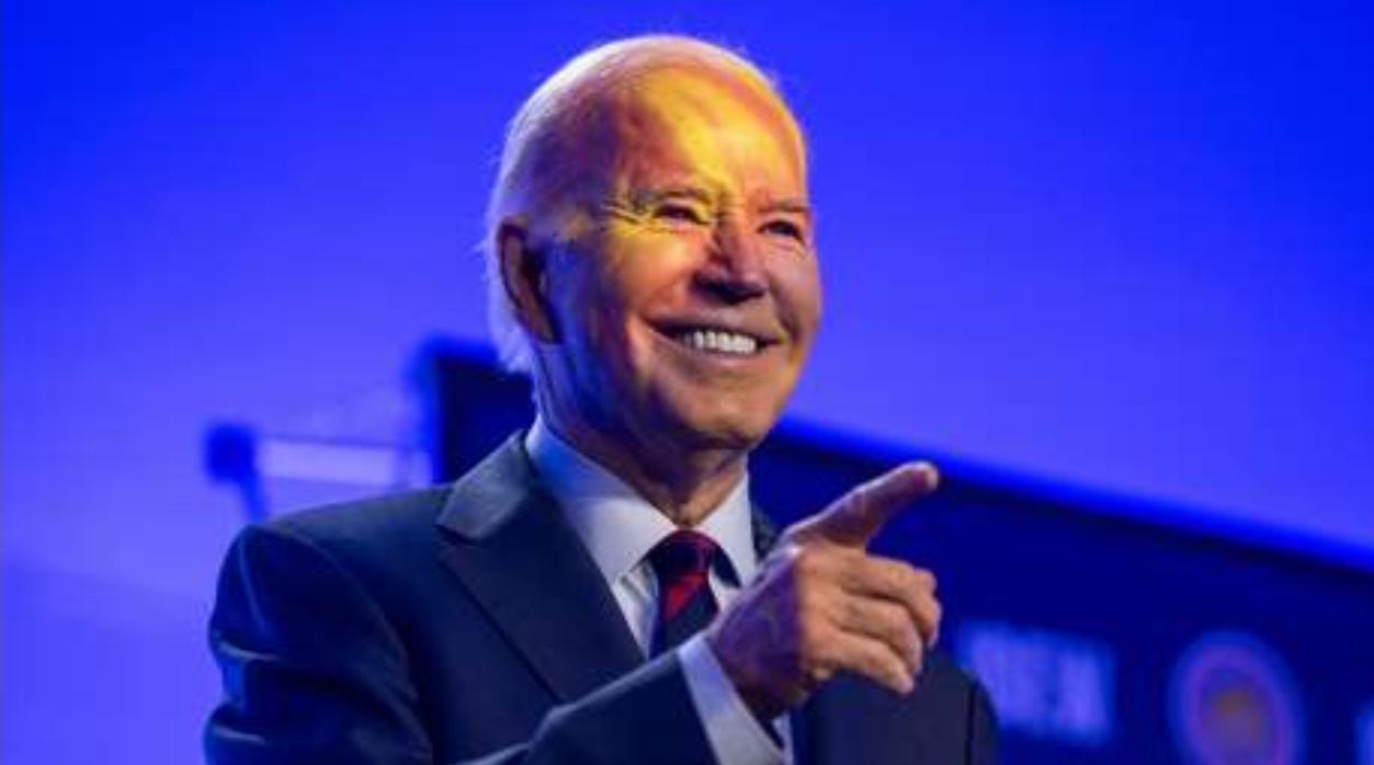 Biden insta a elegir entre la libertad y la democracia