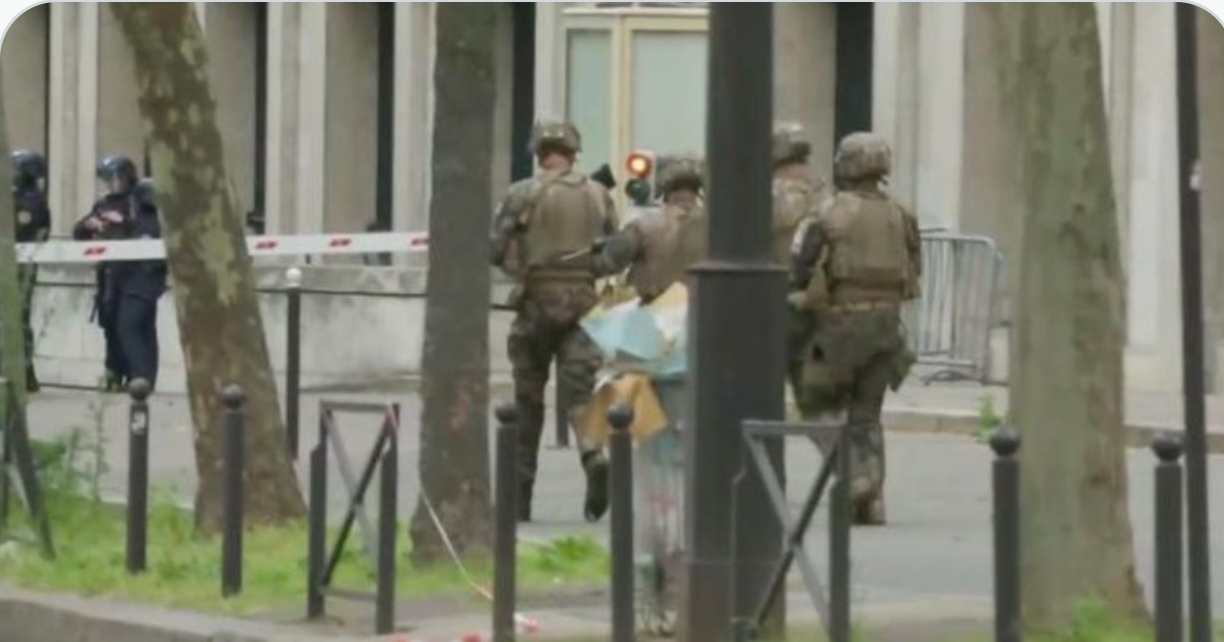 Un hombre amenaza en inmolarse dentro del Consulado iraní en París