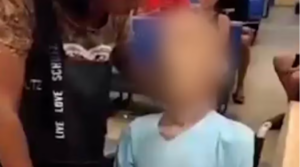 Una mujer llevó el cadáver de su tío al banco para retirar dinero: la descubrieron, la filmaron y fue arrestada