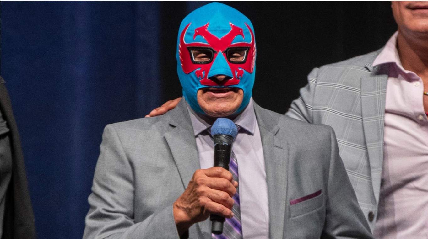 Expareja de ícono de la lucha libre denuncia que la golpeaba y la obligaba a besarle los pies