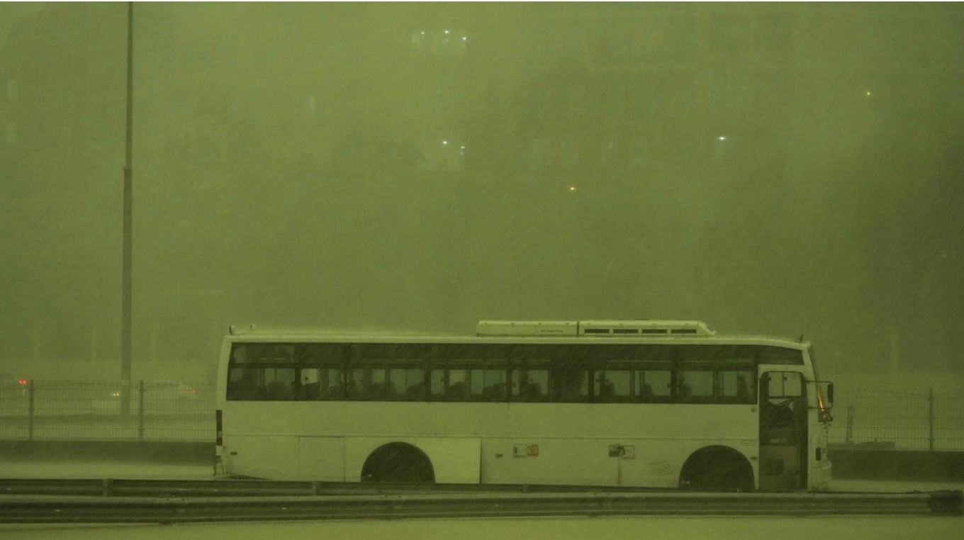 Cielo verde y tormenta apocalíptica se suman al caos climático en Dubái