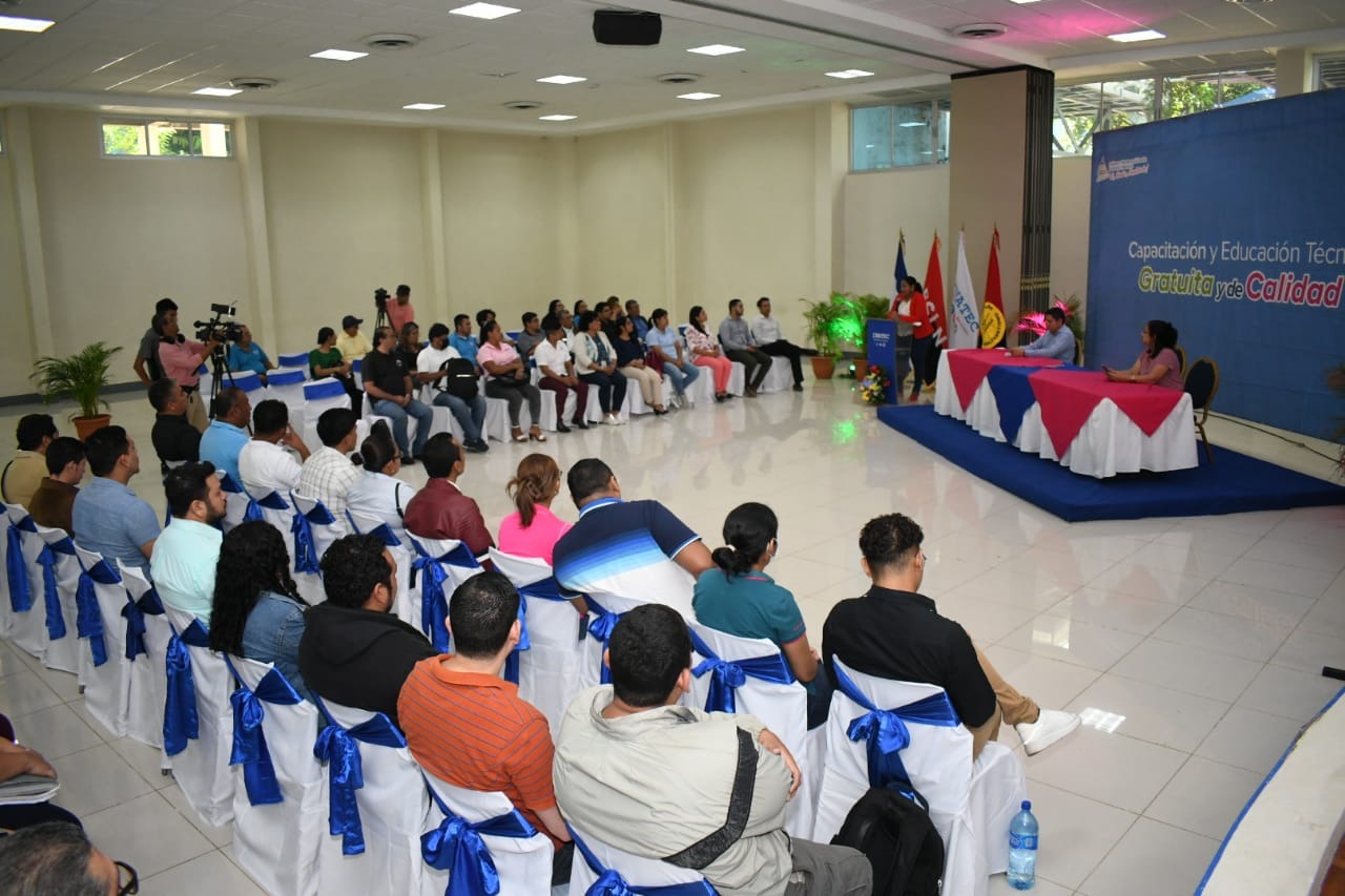 Más de 370 docentes inician formación en didáctica del idioma ingles