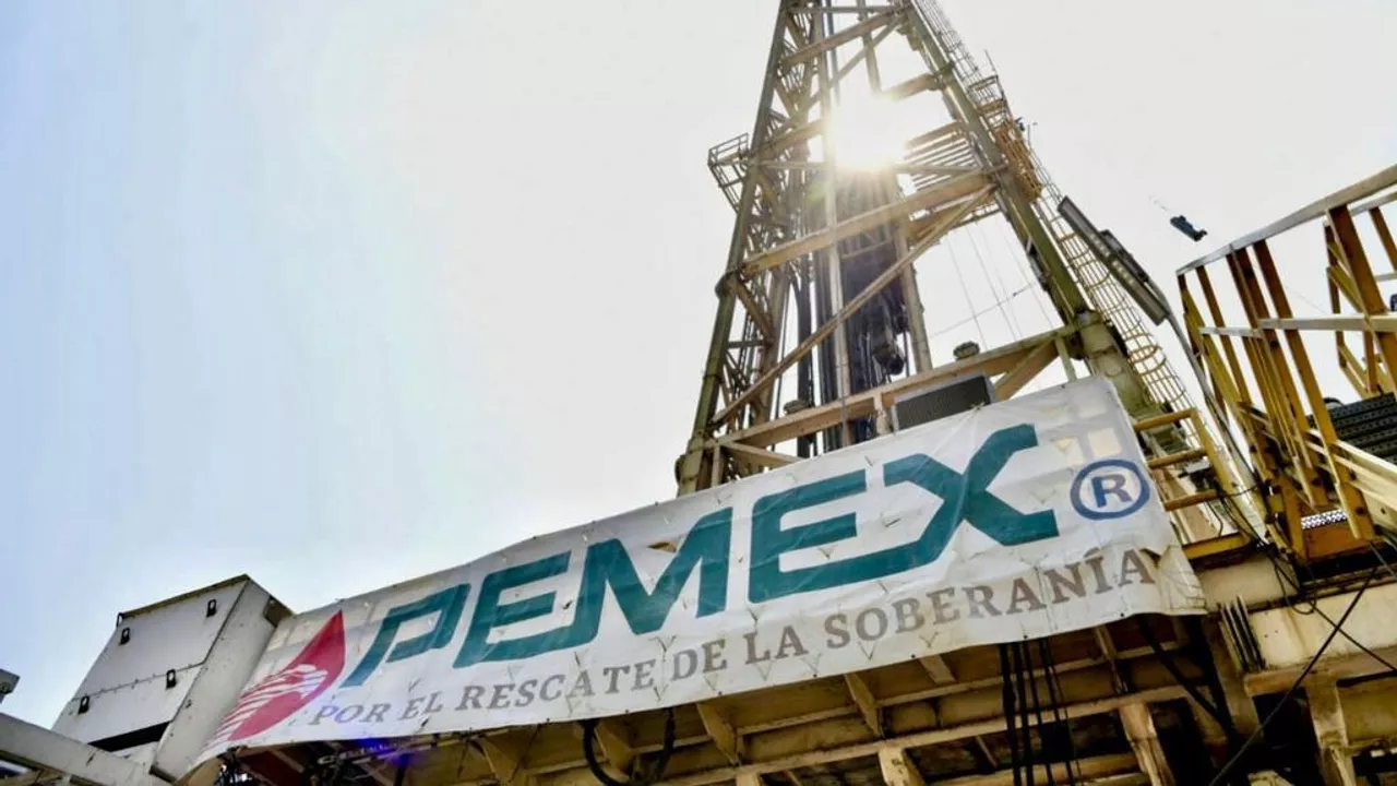 Un muerto y 13 heridos por incendio en plataforma marina de estatal mexicana Pemex