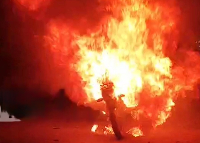 Mujer se salva de morir quemada al incendiarse la moto en que viajaba en Managua