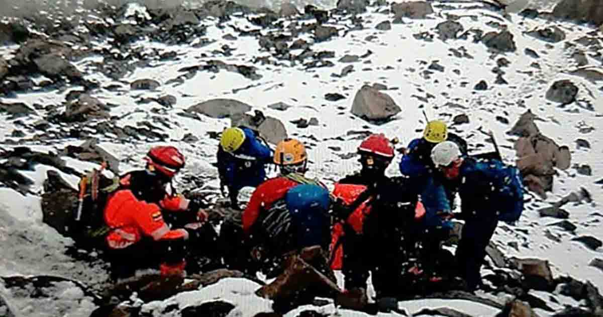 Tres personas quedan atrapadas a más de 5.600 metros tras avalancha en un volcán de Ecuador