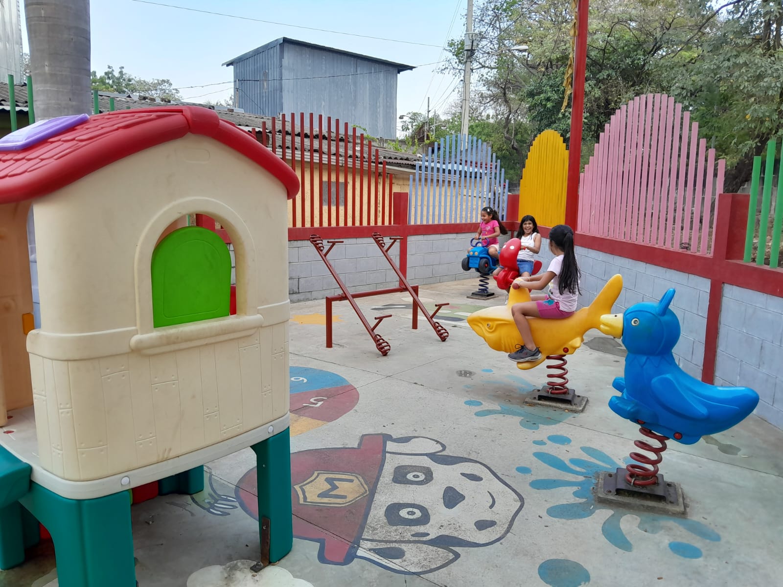 ALMA entrega dos proyectos a familias del Distrito IV valorados en más de C$5 millones