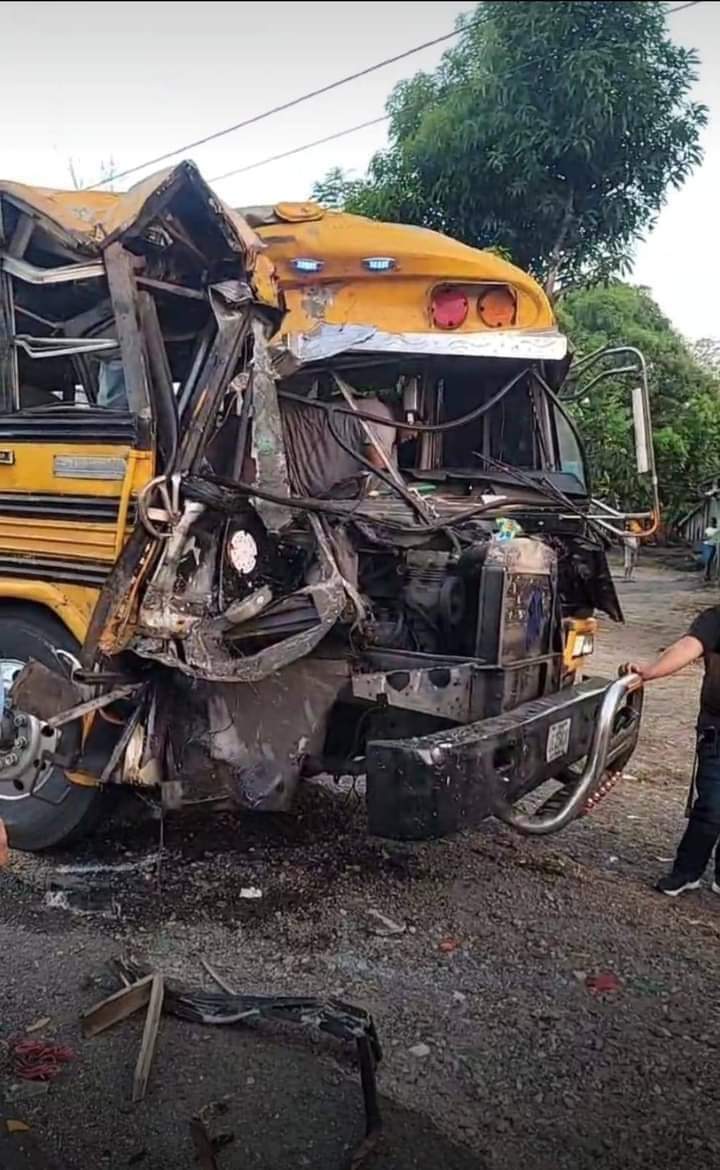 Bus impacta a otro y deja al menos 12 lesionados en Río San Juan