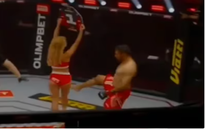 Sancionan de por vida a un luchador iraní de MMA por agredir a una “girl-ring” durante un combate en Rusia