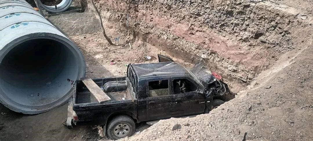 Dos muertos al precipitarse camioneta en una zanja de la carretera a León