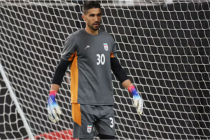 Represión en Irán: suspendieron y multaron a un arquero por defender a una aficionada a la que se le había caído el velo