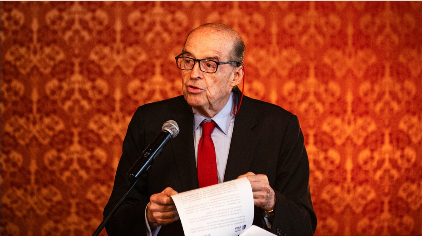 Prorrogan por 3 meses la suspensión del canciller colombiano Álvaro Leyva
