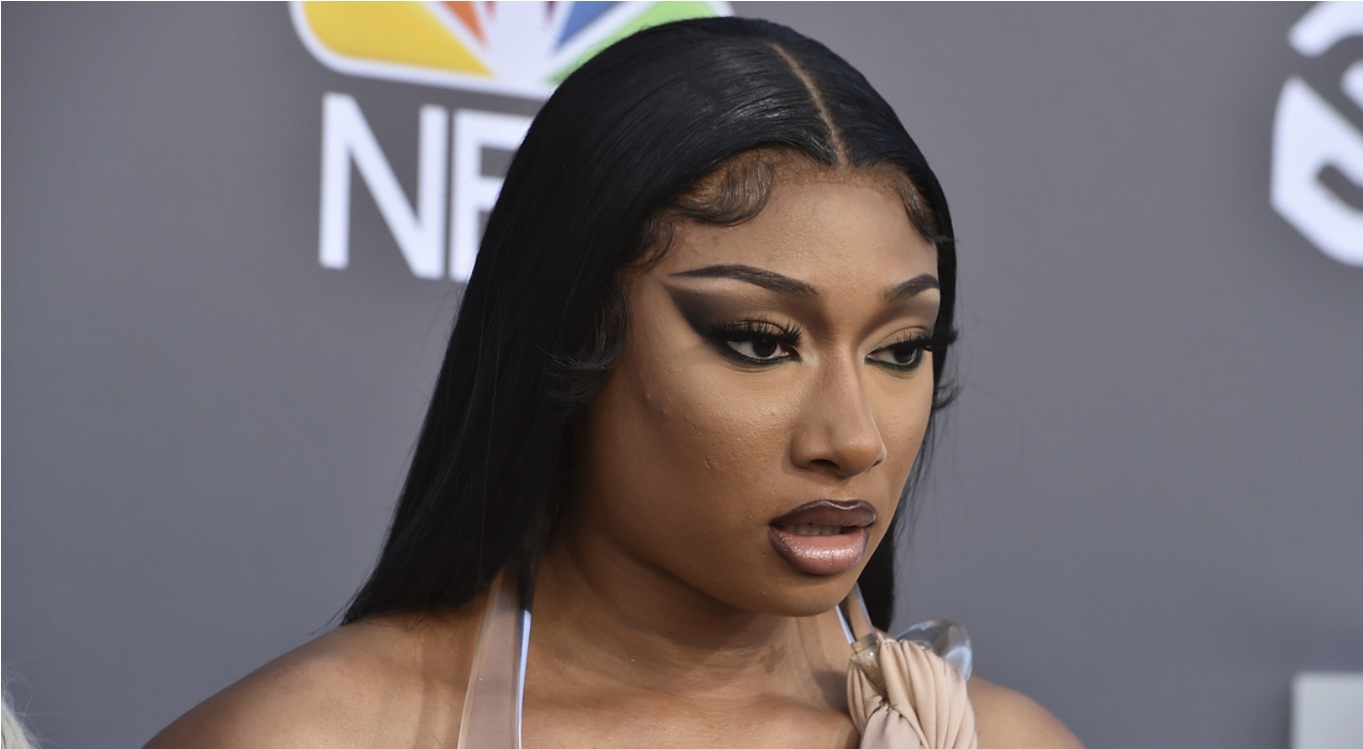 Excamarógrafo de Megan Thee Stallion acusa a la rapera de obligarlo a verla fornicar en un coche