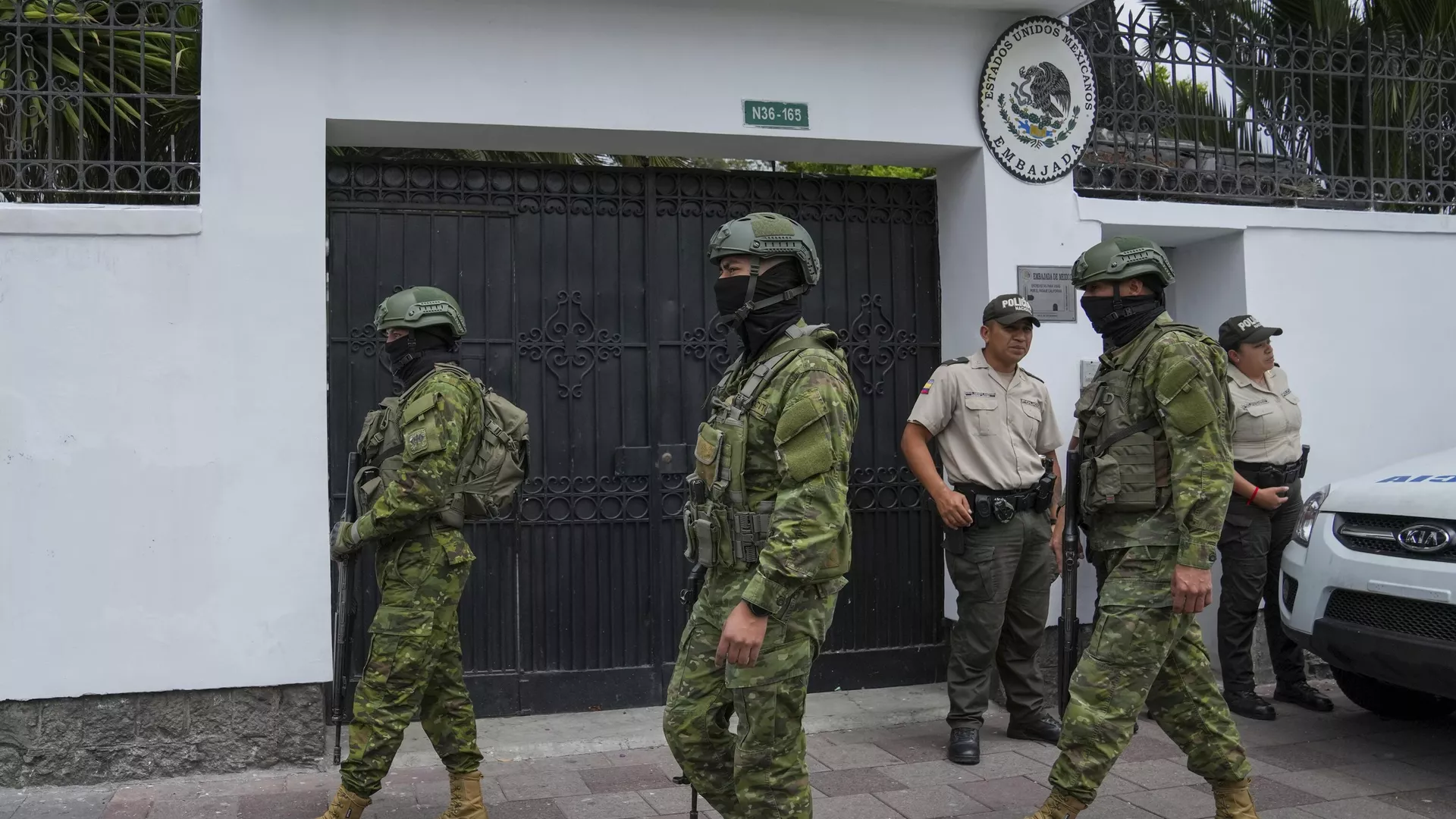 AMLO insinúa que postura de EE.UU sobre asalto a embajada mexicana es porque ayuda a Ecuador