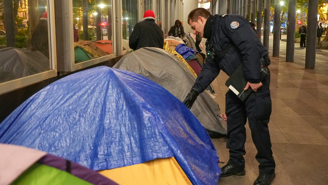 “Limpieza social”: Desalojan un campamento de inmigrantes en París antes de los JJ.OO