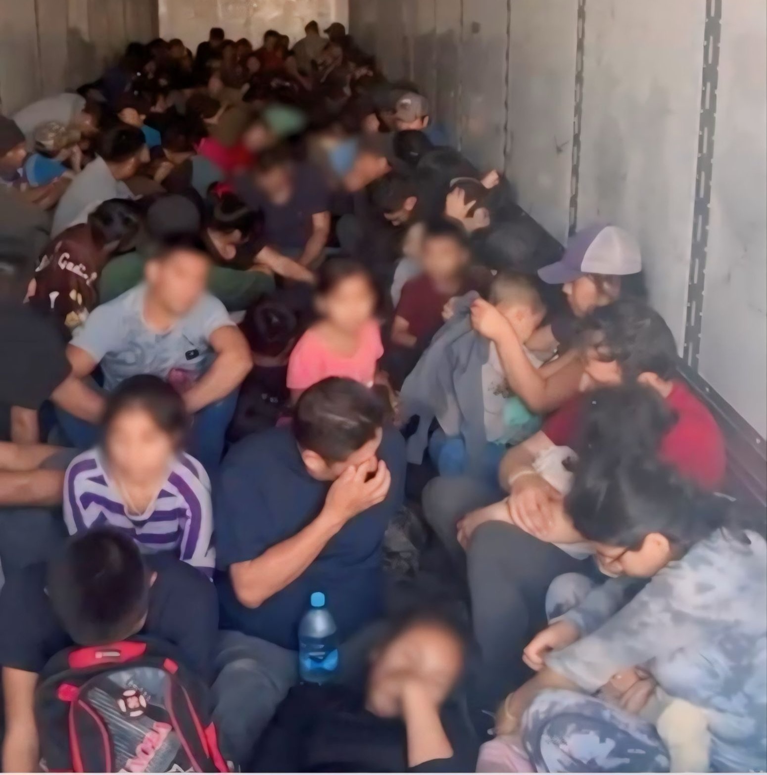Hallan a 131 migrantes hacinados en un camión en México