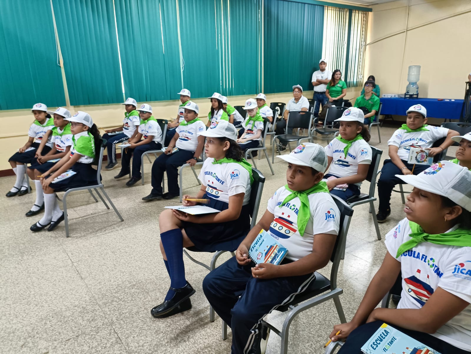 Capacitan a niños en temas hídricos a través del Proyecto Ambiental Escuelas Flotantes