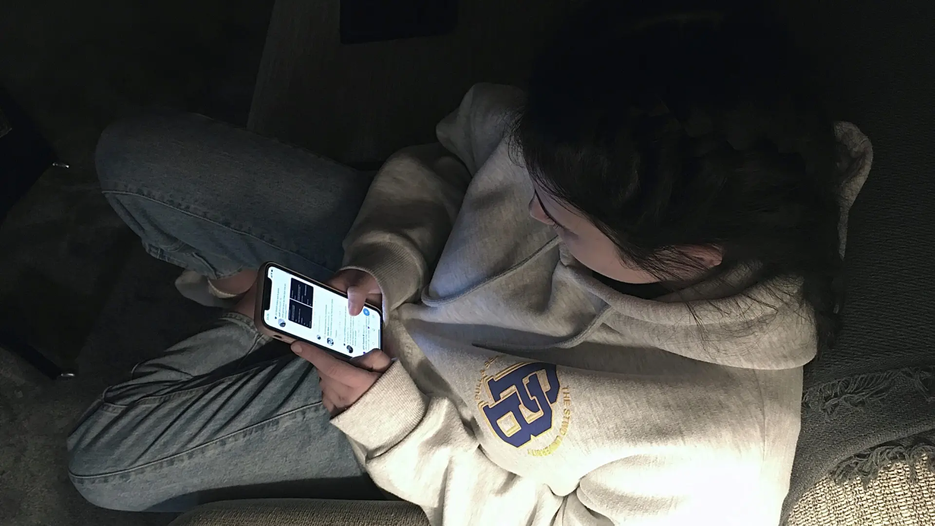 Joven es diagnosticada con ‘cerebro de amor’ por llamar a su novio más de 100 veces al día