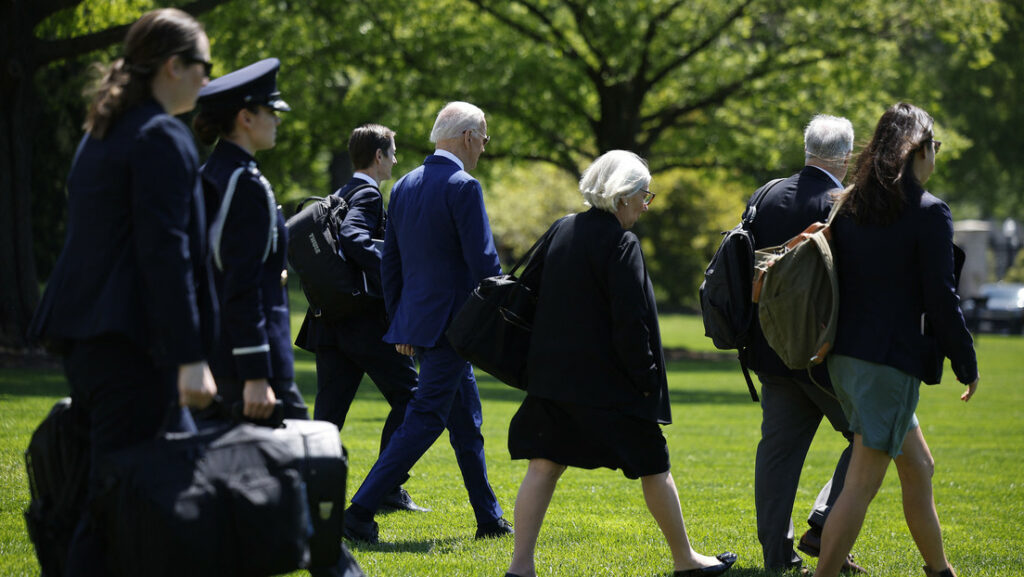 El nuevo 'truco' de Biden para disimular su extraño andar
